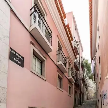 Tram 28 Cozy In Alfama Lissabon